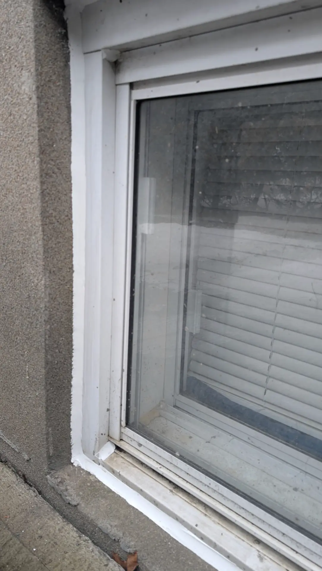 Calfeutrage de fenêtre sur mur crépi