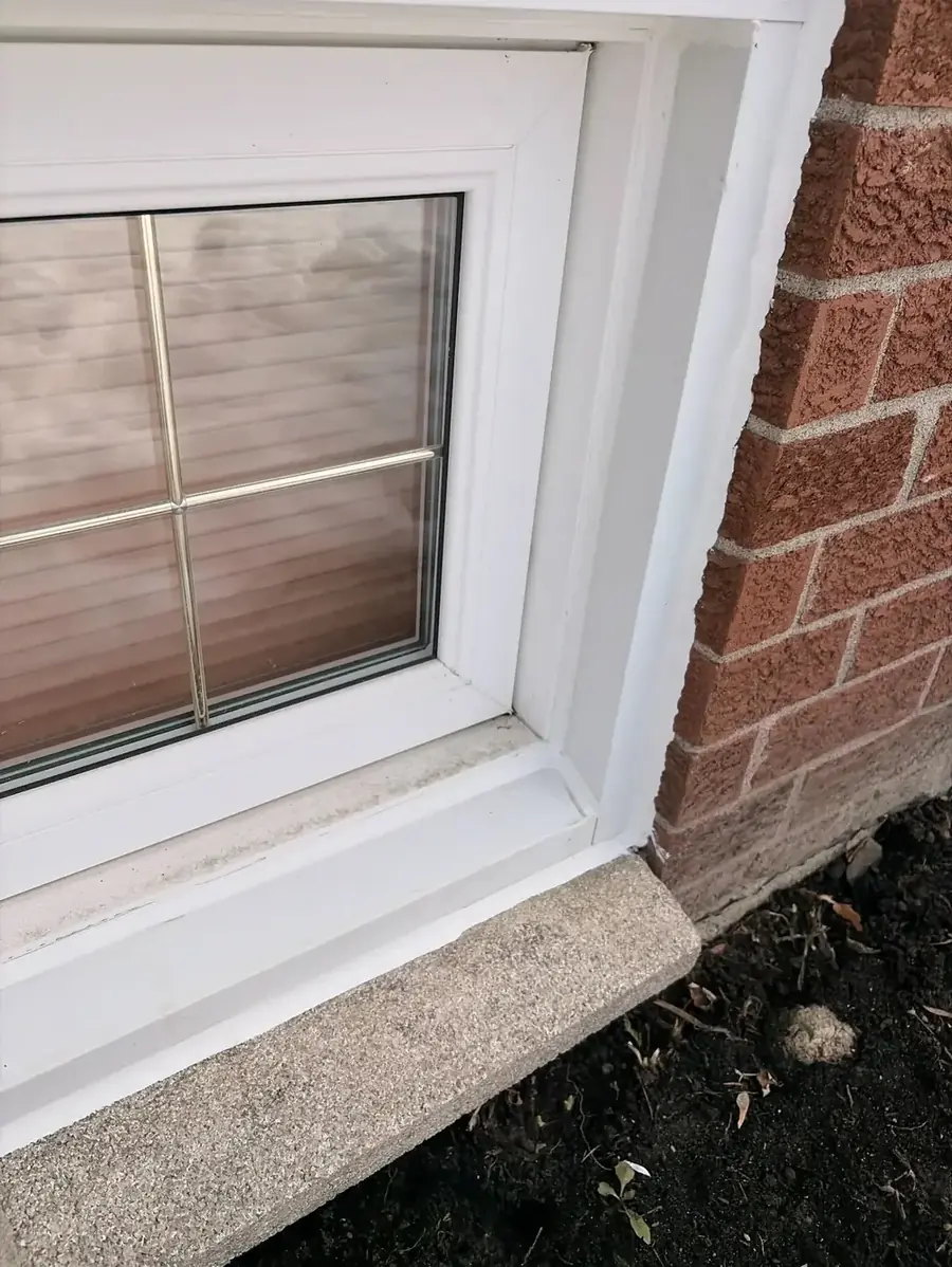Joint de calfeutrage à l'angle d'une fenêtre sur revêtement extérieur / Caulking joint at a window corner on exterior siding