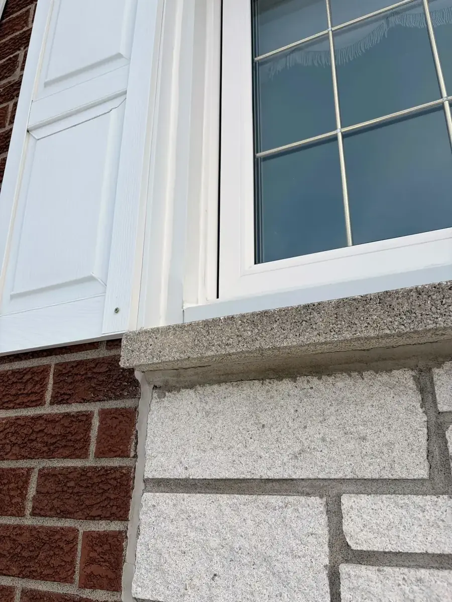 Joint de calfeutrage neuf au seuil d'une fenêtre / Fresh caulking joint at a window sill
