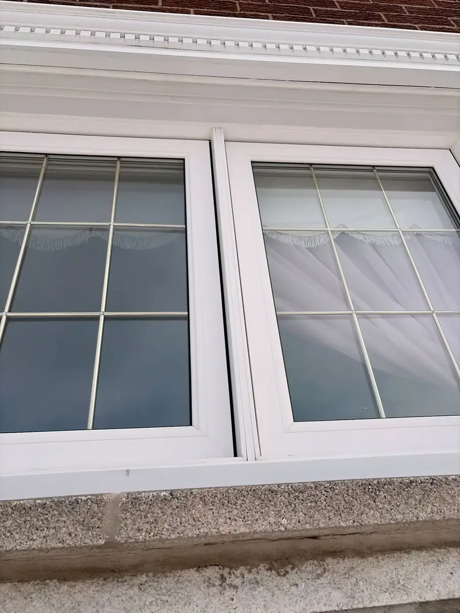 Joints de calfeutrage autour de fenêtres doubles sur un bâtiment / Caulking joints around double windows on a building