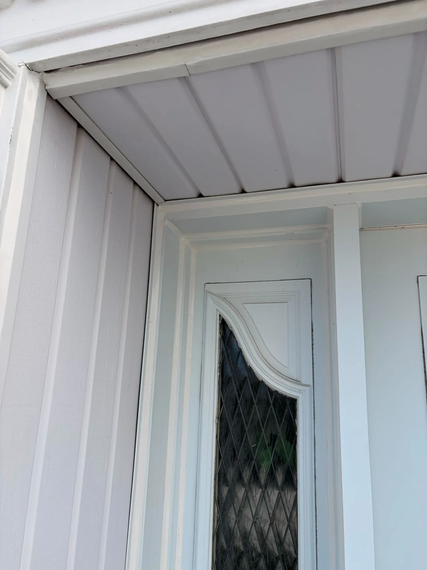 Porte d'entrée calfeutrée sur le pourtour du cadre / Entry door caulked around the frame