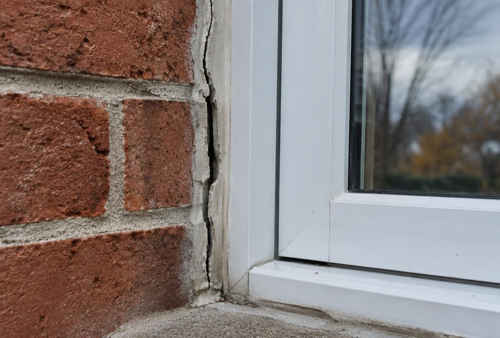Joint de calfeutrage de fenêtre laissant passer l'air / Window caulking joint allowing air infiltration