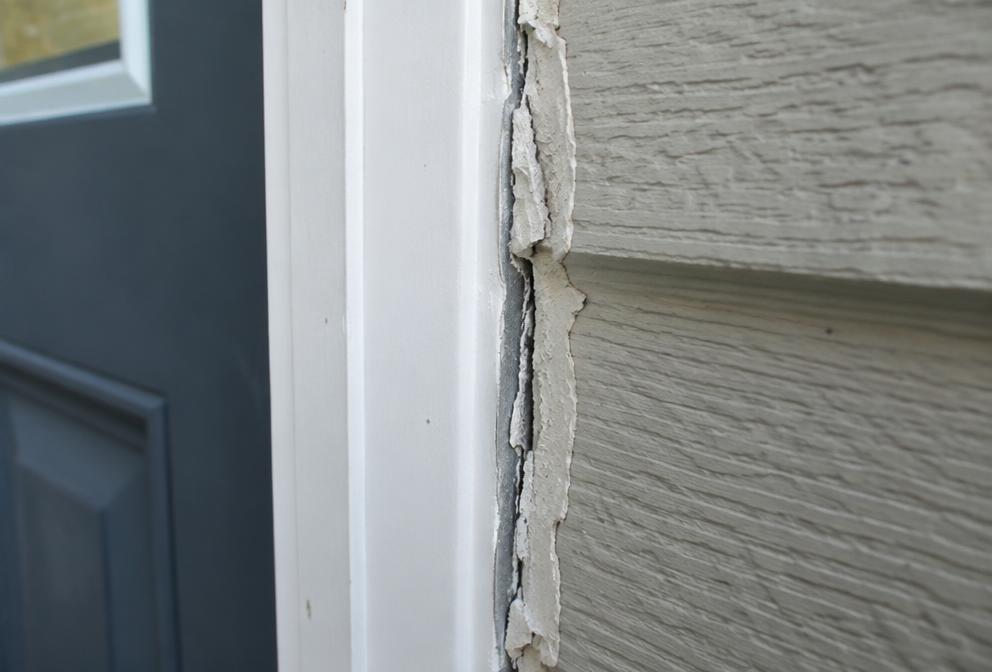 Inspection d'un joint de calfeutrage extérieur / Inspection of an exterior caulking joint